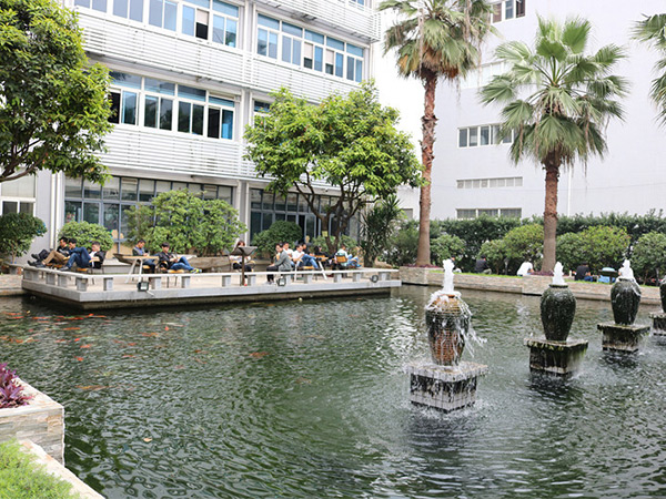東莞潤(rùn)東方環(huán)?？照{(diào)公司銷售部戶外休息區(qū)