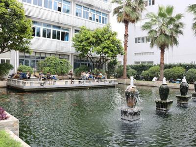 東莞潤(rùn)東方環(huán)?？照{(diào)公司銷售部戶外休息區(qū)